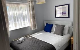 Chelsea Garden -Huku Kwetu- Dunstable - Spacious 4 Bedroom House -L&D Hospital - London -M1- Airport -Group Accommodation Up To 9 People